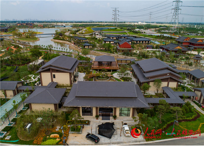 圖為邢臺展園。邢臺展園采用新中式建筑風格,打造中醫(yī)藥養(yǎng)生館,將定期聘請國醫(yī)大師,線上線下宣揚中醫(yī)文化,主要包括中醫(yī)傳統(tǒng)理療、禪靜修心、素食餐飲等內容。人民雄安網(wǎng) 李兆民攝