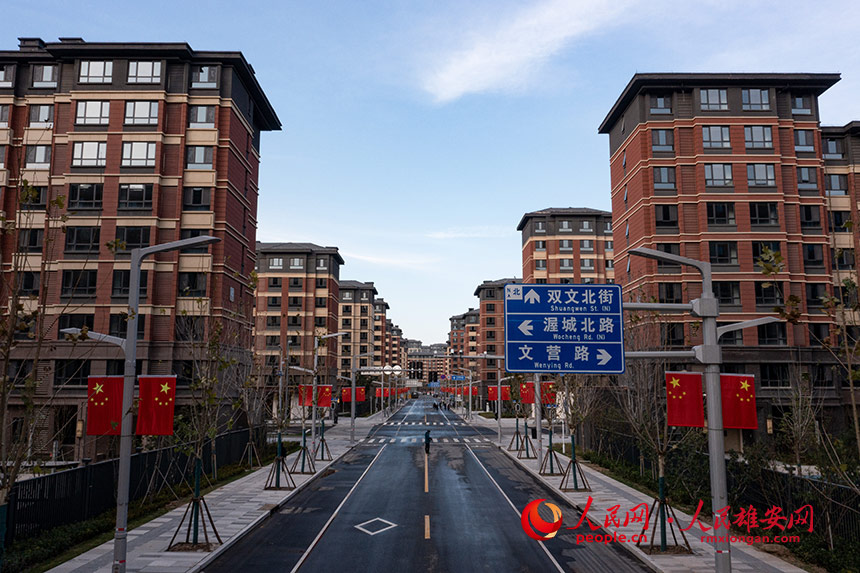 雄安新區(qū)容東片區(qū)。圖為南文營社區(qū),內(nèi)部街道干凈整潔,清潔車輛循環(huán)給路面打掃。人民網(wǎng) 李兆民攝