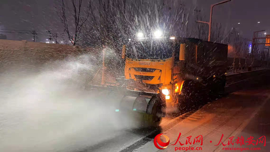 為迎接今冬第一場(chǎng)降雪,雄安集團(tuán)生態(tài)建設(shè)公司環(huán)衛(wèi)運(yùn)營(yíng)團(tuán)隊(duì)提前統(tǒng)籌,成立雨雪天氣應(yīng)急領(lǐng)導(dǎo)小組,24小時(shí)值班輪守;組建巡查隊(duì),降雪后第一時(shí)間對(duì)片區(qū)路況進(jìn)行巡查清障;提前到位多功能除雪車、鏟車、掃車等不同型號(hào)機(jī)械設(shè)備20余臺(tái)隨時(shí)待命;準(zhǔn)備固體融雪劑共計(jì)40余噸,并提前裝車10余噸,隨時(shí)上路;準(zhǔn)備雪鏟、鐵鍬、掃把各200把;200余名環(huán)衛(wèi)工人全部整裝待命。雄安集團(tuán)生態(tài)建設(shè)公司供圖