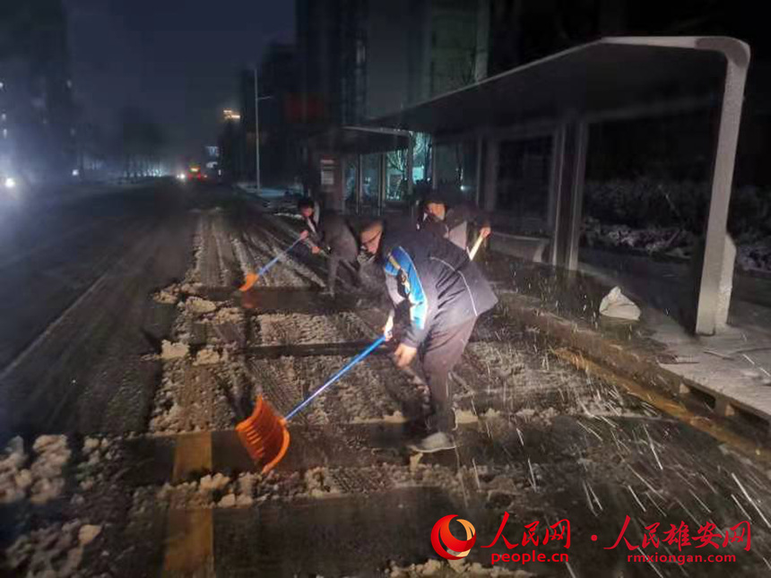 為確保2021年運營秩序,雄安集團公交運營團隊組織管理人員、駕駛人員于凌晨4:00到達容東片區,提前對各公交站臺停靠區域、車輛停車場、公交運營車輛進行除雪工作,對車輛狀況進行例檢。雄安集團基礎建設公司供圖