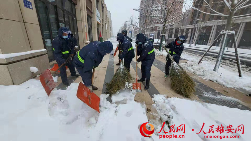 雄安集團(tuán)生態(tài)建設(shè)公司環(huán)衛(wèi)作業(yè)隊(duì)伍全體出發(fā),對(duì)容東片區(qū)各主干道進(jìn)行除雪清掃,對(duì)積雪較厚區(qū)域進(jìn)行固體融雪劑撒布,并對(duì)各組團(tuán)重點(diǎn)區(qū)域和公共衛(wèi)生間門前、人行道等進(jìn)行大面積人工除雪,確保出行方便和交通安全。雄安集團(tuán)生態(tài)建設(shè)公司供圖