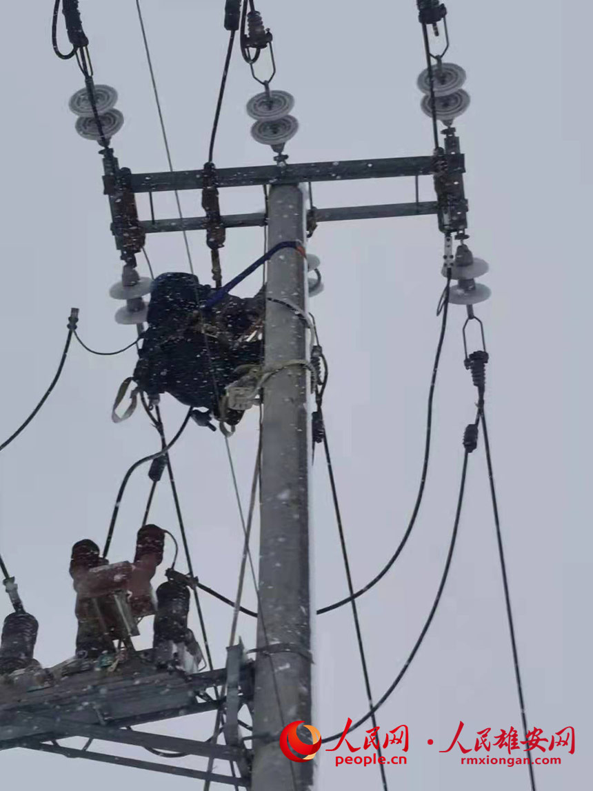 11月7日,國網雄安新區供電公司輸電專業班組對220kV容劇線、易劇線進行雪中特巡,觀察導線覆冰、舞動情況,保障新區電網安全穩定運行。國網雄安新區供電公司供圖
