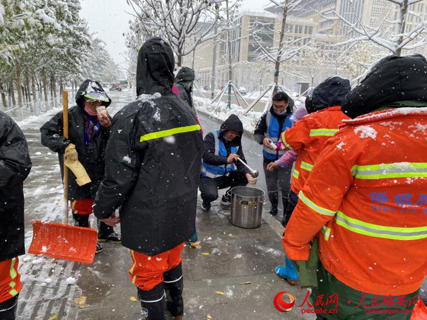 雄安集團(tuán)生態(tài)建設(shè)公司為清理積雪的環(huán)衛(wèi)工人送來姜湯,暖身更暖心。雄安集團(tuán)生態(tài)建設(shè)公司供圖