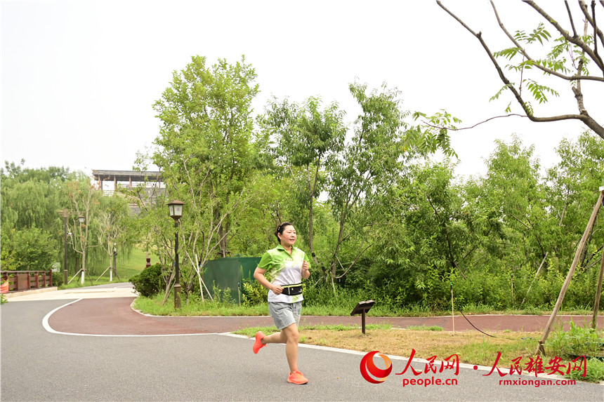 雄安群眾在公園晨跑。胡忠攝