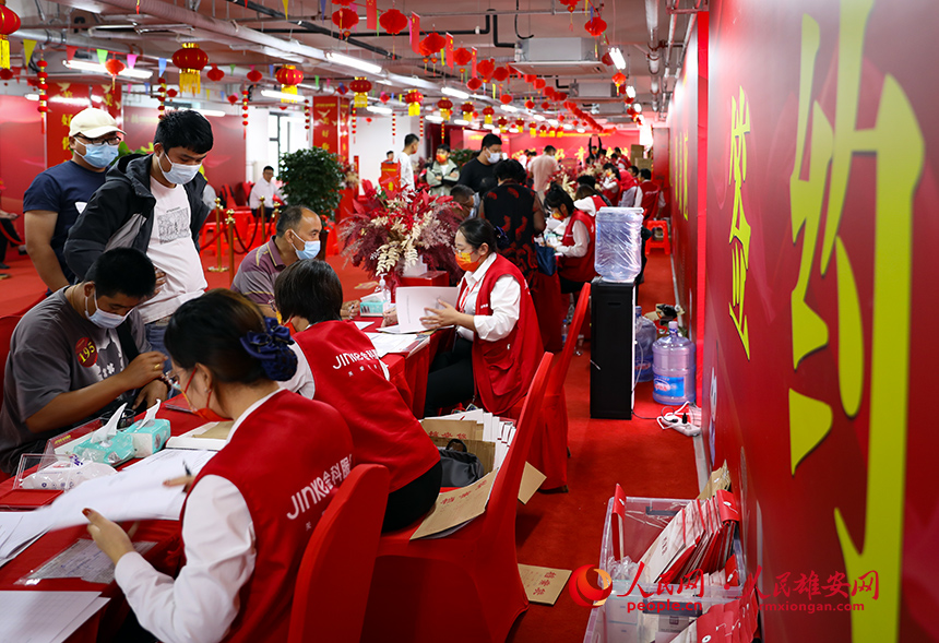 容西片區C3標段清泉社區第三交付網點交付現場。人民網?宋燁文攝