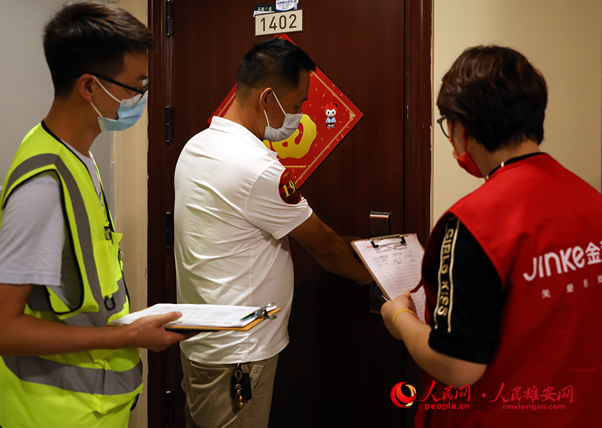 回遷群眾在驗房師的陪同下打開新家大門。人民網?宋燁文攝