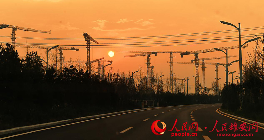 秋天的落日染紅了雄安的天空。劉向陽(yáng)攝