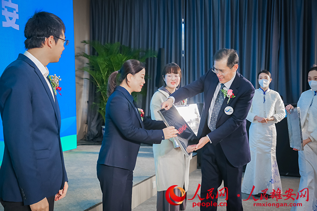 圖為趙豐東為首批“無廢細胞”創建示范單位獲得者授牌。雄安新區生態環境局供圖
