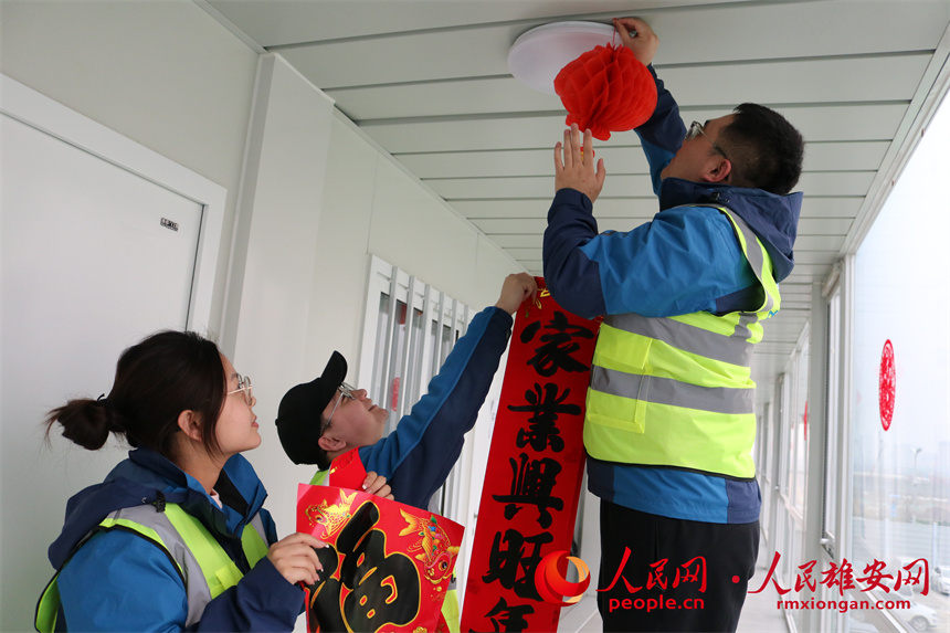 圖為建設者們正在掛燈籠。中建三局集團北京有限公司供圖
