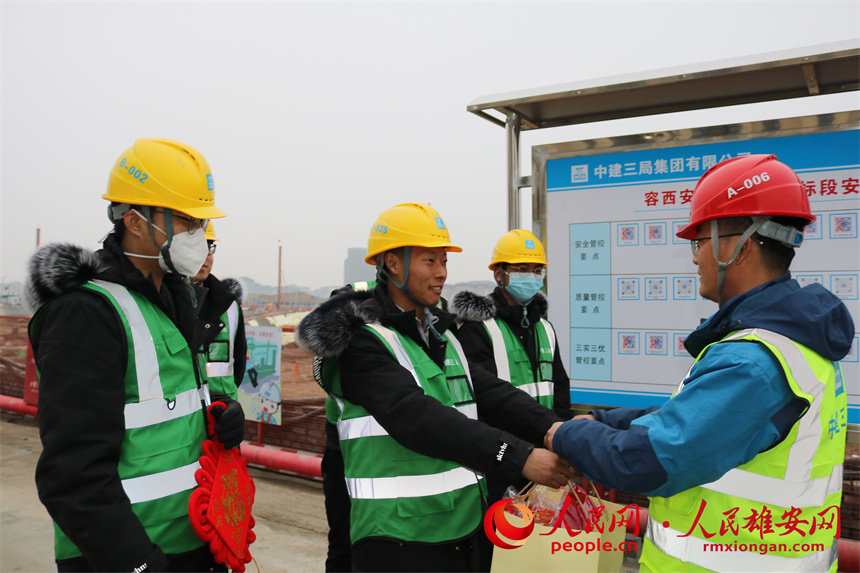 圖為項目部為工人們送春節(jié)禮包。中建三局集團北京有限公司供圖