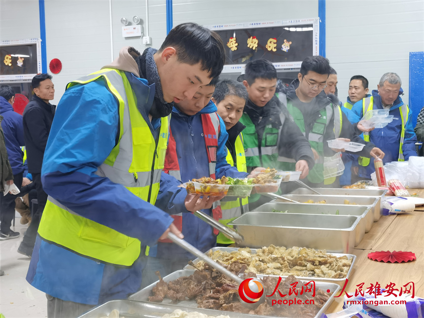 圖為建設者們歡聚一堂喜迎新春。中建三局集團北京有限公司供圖