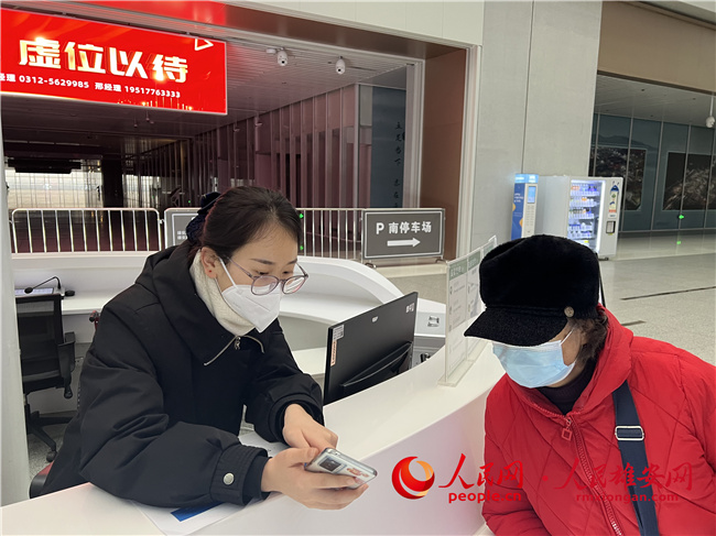 雄安集團交通公司在雄安站開展“溫暖交通 助您回家”活動。雄安集團交通公司供圖