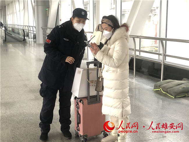 雄安集團交通公司在雄安站開展“溫暖交通 助您回家”活動。雄安集團交通公司供圖