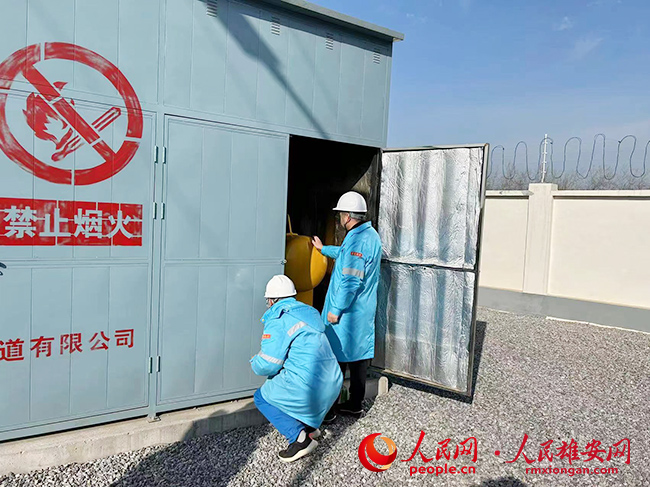 圖為工作人員對設(shè)備進(jìn)行檢修。保定昆侖管道有限公司供圖