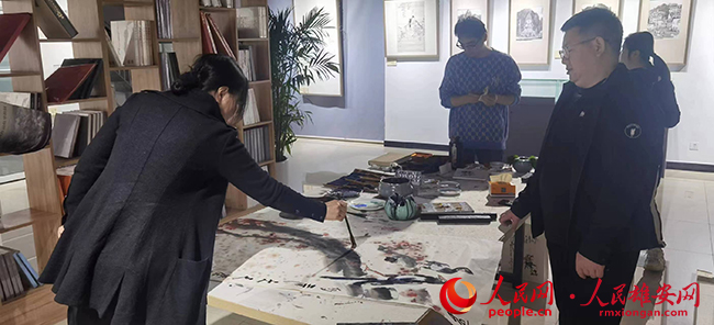中國(guó)美術(shù)家協(xié)會(huì)會(huì)員，中國(guó)女畫(huà)家協(xié)會(huì)副秘書(shū)長(zhǎng)曾迎春女士現(xiàn)場(chǎng)創(chuàng)作。2650