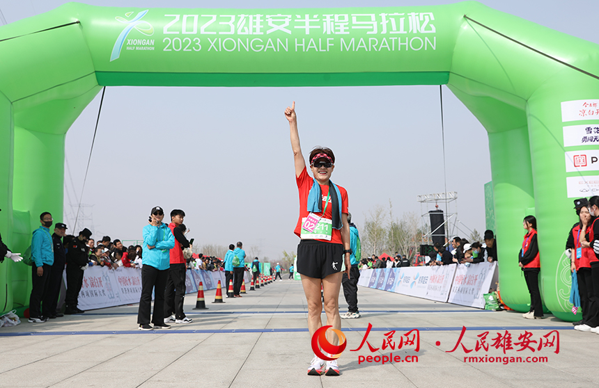 2023雄安半程馬拉松現(xiàn)場，選手跑完賽程后慶祝。人民網(wǎng) 李兆民攝