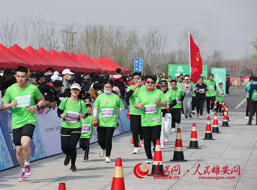 2023雄安半程馬拉松現(xiàn)場(chǎng)。人民網(wǎng) 李兆民攝