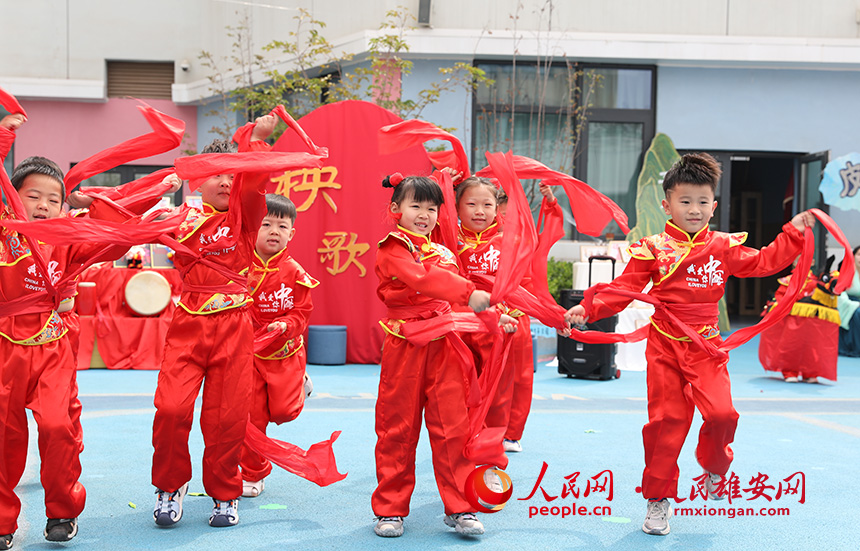 5月31日,雄安容和樂(lè)安幼兒園舉辦傳統(tǒng)文化游園活動(dòng)。活動(dòng)邀請(qǐng)了雄安當(dāng)?shù)胤沁z文化傳承人走進(jìn)幼兒園,與孩子和家長(zhǎng)交流互動(dòng)。通過(guò)現(xiàn)場(chǎng)接觸非遺項(xiàng)目,讓孩子們零距離認(rèn)識(shí)非遺、熟悉非遺,感受非遺之美。人民網(wǎng) 李兆民攝