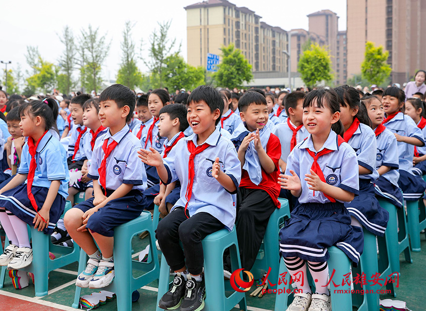 5月31日，雄安容和樂民小學(xué)“六一”兒童節(jié)文藝匯演現(xiàn)場，精彩的演出引來同學(xué)們的掌聲。人民網(wǎng)記者 宋燁文攝