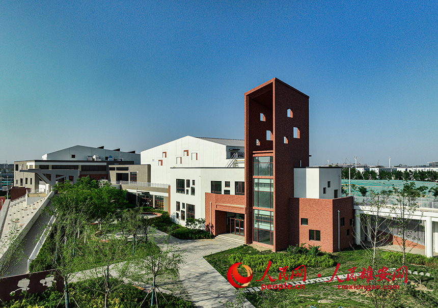 位于啟動區的雄安史家胡同小學。人民網 李兆民攝