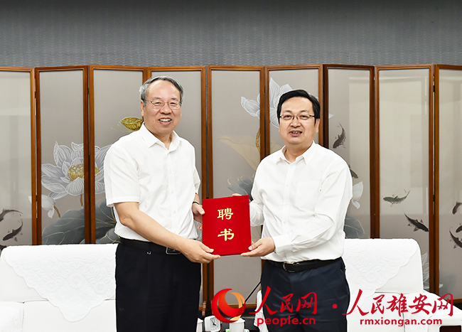 張國(guó)華為雒建斌頒發(fā)雄安新區(qū)特聘專(zhuān)家證書(shū)。劉向陽(yáng)攝
