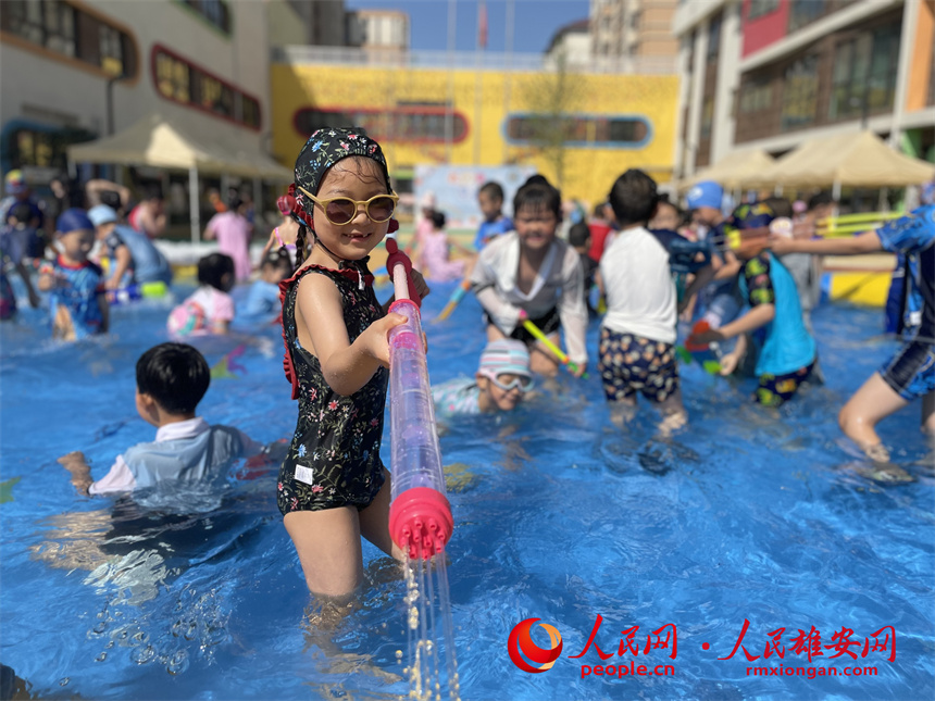 圖為“水槍大戰”。雄安容和悅容幼兒園供圖