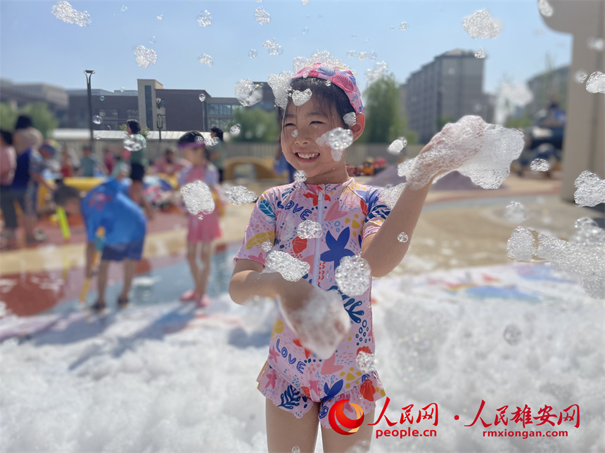 圖為“泡泡狂歡”。雄安容和悅?cè)萦變簣@供圖