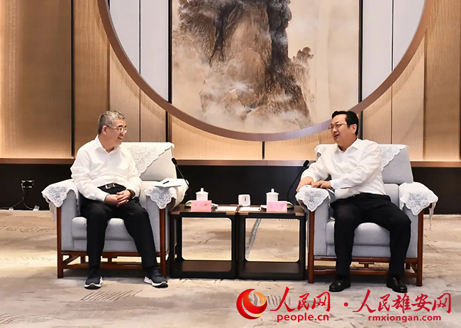 張國(guó)華與中信集團(tuán)董事長(zhǎng)朱鶴新一行舉行工作座談。劉向陽(yáng)攝
