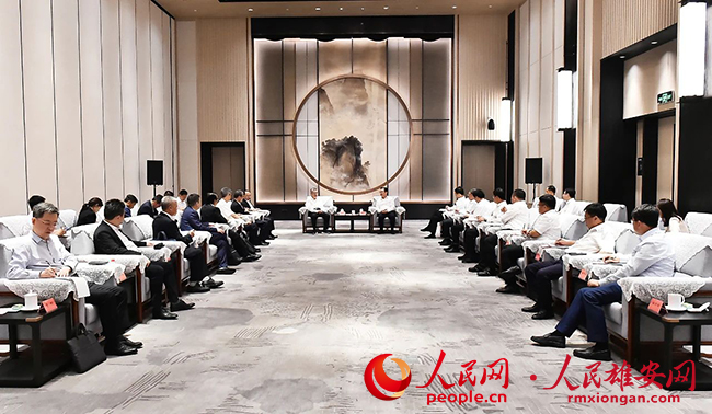 張國(guó)華與中信集團(tuán)董事長(zhǎng)朱鶴新一行舉行工作座談。劉向陽(yáng)攝