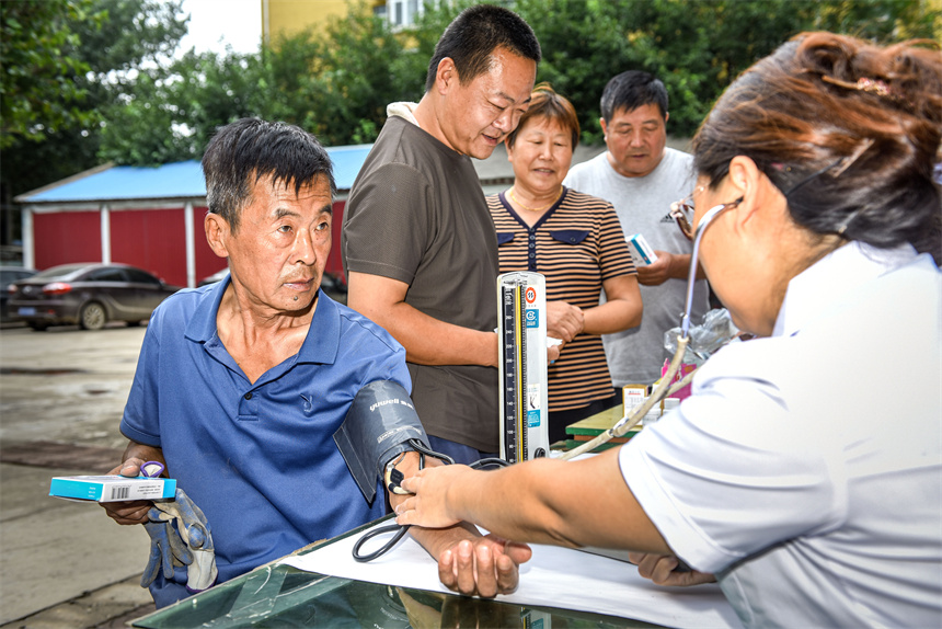 2023年8月27日，涿州市碼頭中心衛生院巡回醫療隊，在為向三村民體檢身體并免費發放常規藥。劉永興 攝 (2)