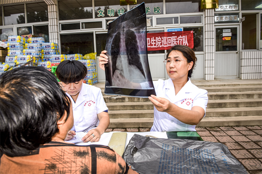 2023年8月27日，涿州市碼頭中心衛生院巡回醫療隊，在為向三村民體檢身體并免費發放常規藥。劉永興 攝