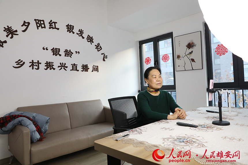 楊素花在直播間錄視頻。人民網(wǎng)記者 王紅攝