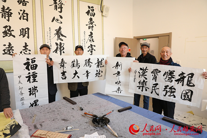 老人們展示自己的書法作品。人民網(wǎng)記者 王紅攝