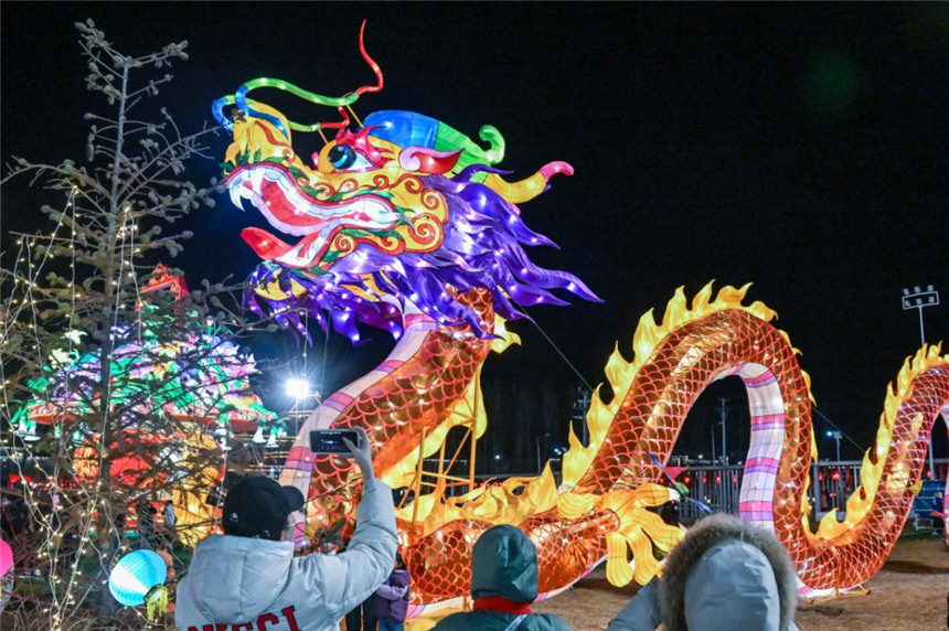 安新縣元宵燈會現(xiàn)場。張學農(nóng) 攝