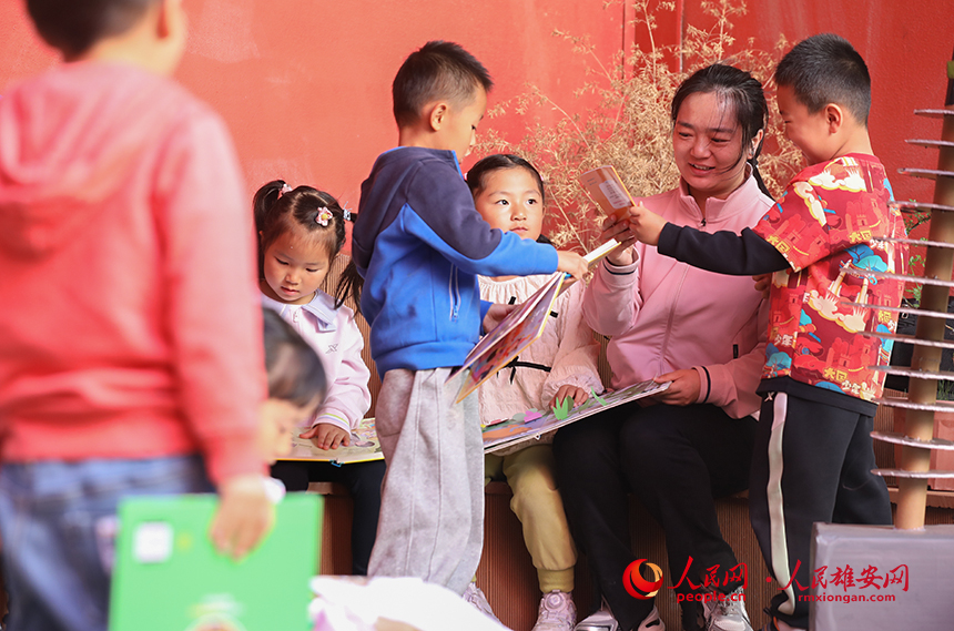 4月23日，雄安北海幼兒園師幼合作在幼兒園白洋淀微景觀進(jìn)行布置，開(kāi)展荷塘趣味讀書(shū)活動(dòng)。人民網(wǎng)記者 李兆民攝