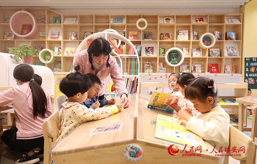 4月23日，雄安北海幼兒園開展“荷你遇見書香美好”讀書分享活動。人民網(wǎng)記者 李兆民攝