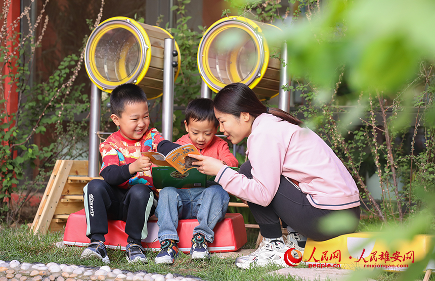 4月23日，雄安北海幼兒園師幼合作在幼兒園白洋淀微景觀進行布置，開展荷塘趣味讀書活動。人民網記者 李兆民攝