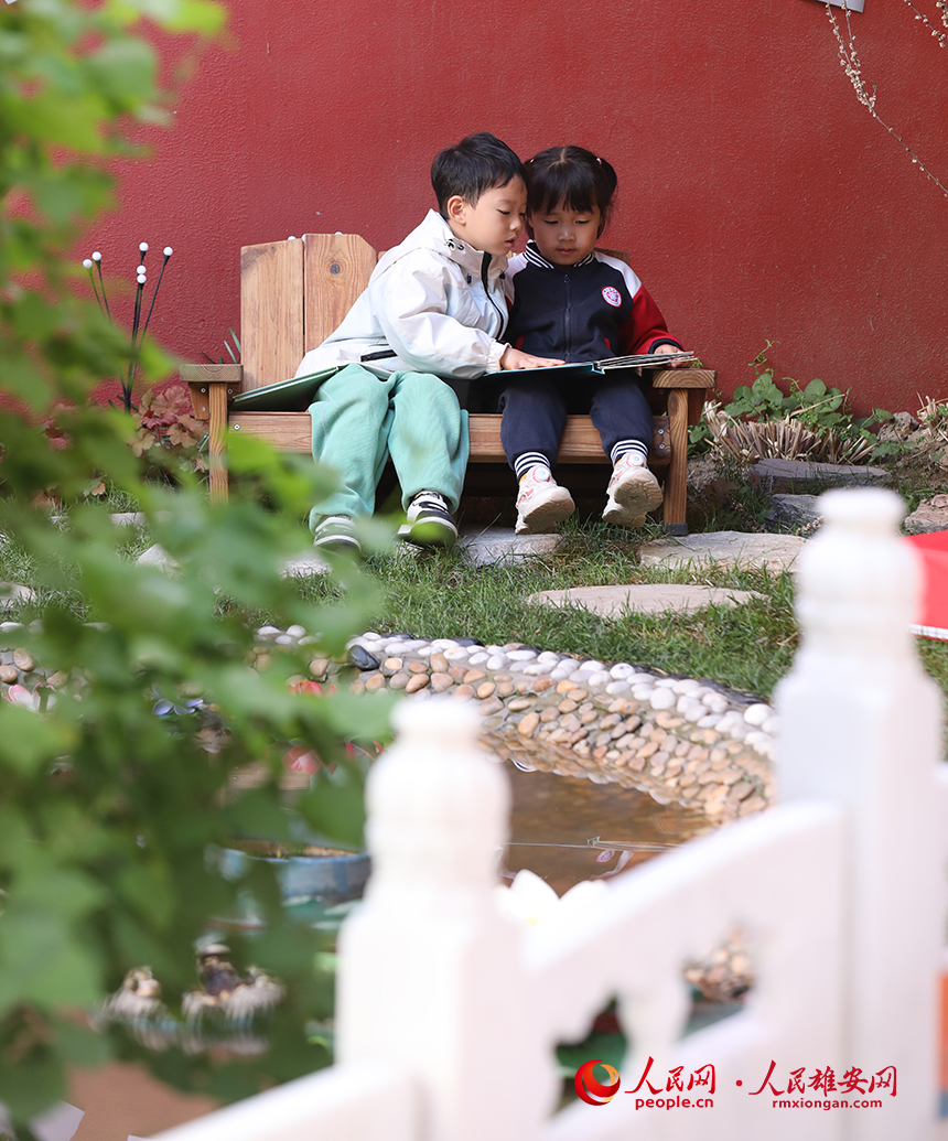 4月23日，雄安北海幼兒園師幼合作在幼兒園白洋淀微景觀進行布置，開展荷塘趣味讀書活動。人民網記者 李兆民攝