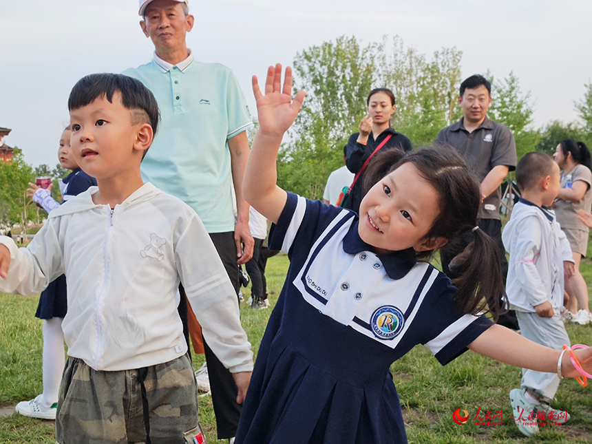 雄安容和容德幼兒園孩子們開(kāi)始“貓鼠大戰(zhàn)”前的熱身運(yùn)動(dòng)。人民網(wǎng)記者 李兆民攝