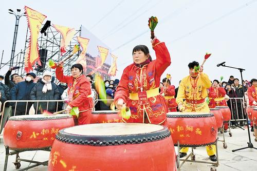 1月31日，“春節(jié)·雄安獅舞大會(huì)”拉開序幕。圖為鼓手正在為游客表演非遺節(jié)目。本報(bào)記者 郝金鈺攝