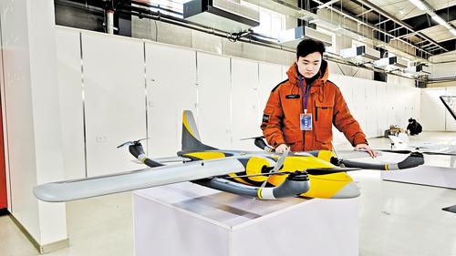2月23日，安新縣無(wú)人機(jī)創(chuàng)新基地內(nèi)，北通（雄安）航空科技有限公司工作人員介紹新款無(wú)人機(jī)用途。本報(bào)記者 曹 錚攝