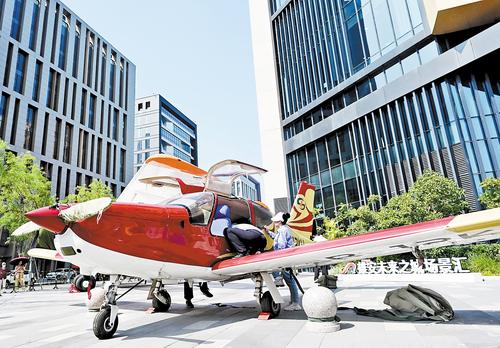 6月8日，雄安新區(qū)第二屆雄安未來之城場(chǎng)景匯系列大賽決賽低空航空器展區(qū)，工作人員進(jìn)行布展，并對(duì)參賽作品進(jìn)行安裝、調(diào)試。 本報(bào)記者 劉光昱攝