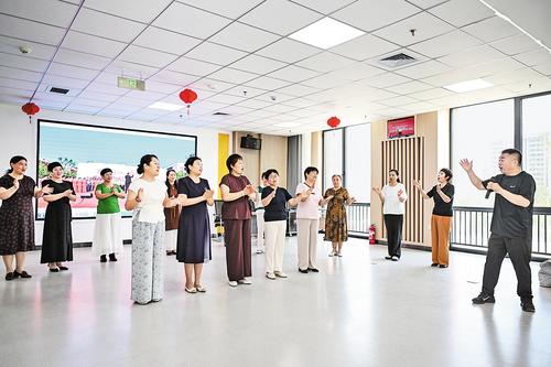 6月6日，雄安新區賢溪社區黨群服務中心的多功能活動廳內，社區合唱團正在排練。 本組圖片由雄安媒體中心提供