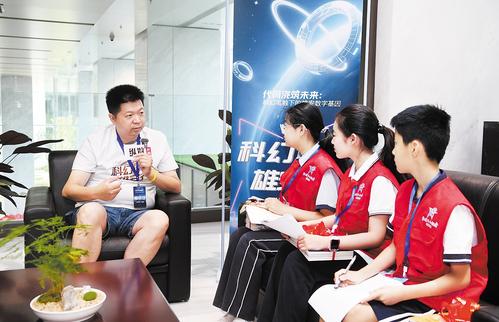 6月13日上午，“科幻作家雄安行”活動在雄安新區啟動。科幻作家游者（左一）與雄安新區小學生“科幻迷”面對面交流。 本報記者劉光昱攝