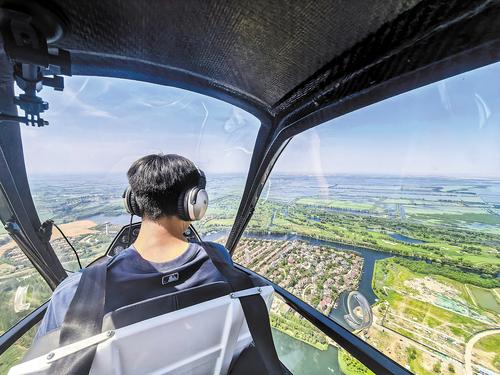 6月23日，記者乘坐云騰九霄飛行俱樂部的小型飛機，在300米高度俯拍的淀區景色。本報記者 李 暢攝