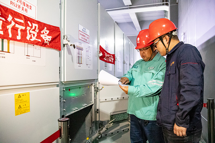 工作人員復核確認電纜終端接頭制作質量。李夢瑤攝