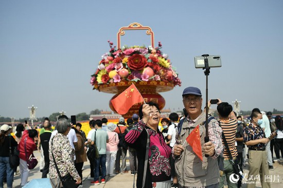 “祝福祖國(guó)”巨型花果籃亮相天安門廣場(chǎng)。人民網(wǎng)記者 于凱攝