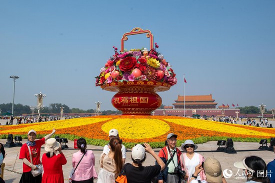 “祝福祖國”巨型花果籃亮相天安門廣場。人民網(wǎng)記者 翁奇羽攝 